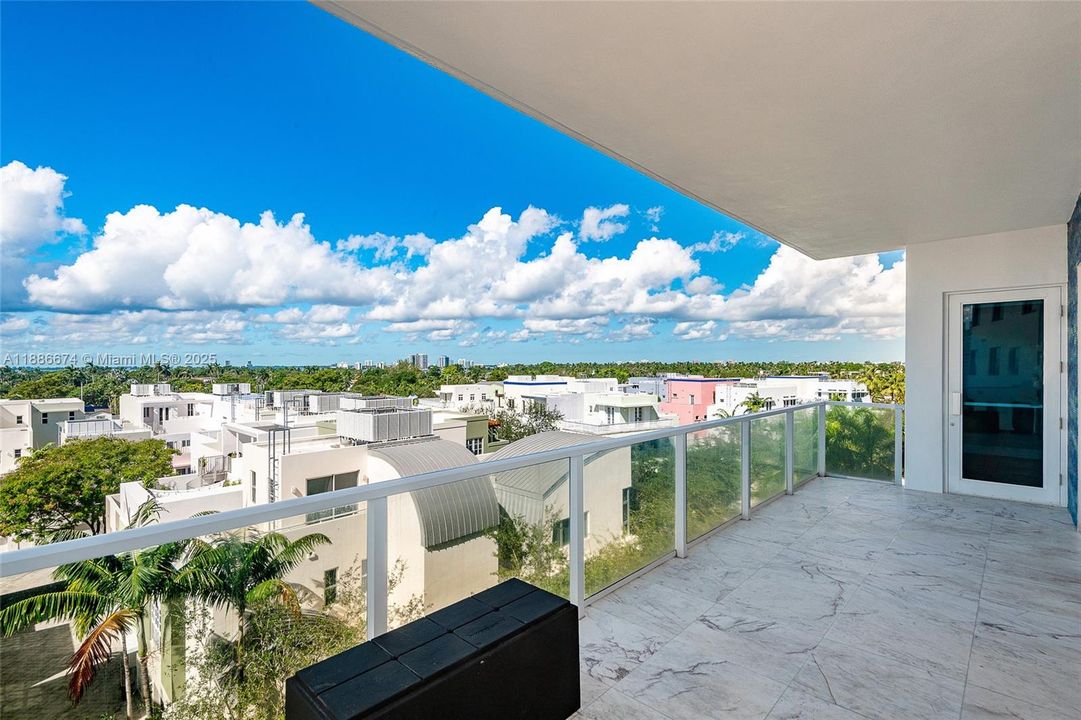 Под контрактом: $9,250 (2 спален, 2 ванн, 1755 Квадратных фут)