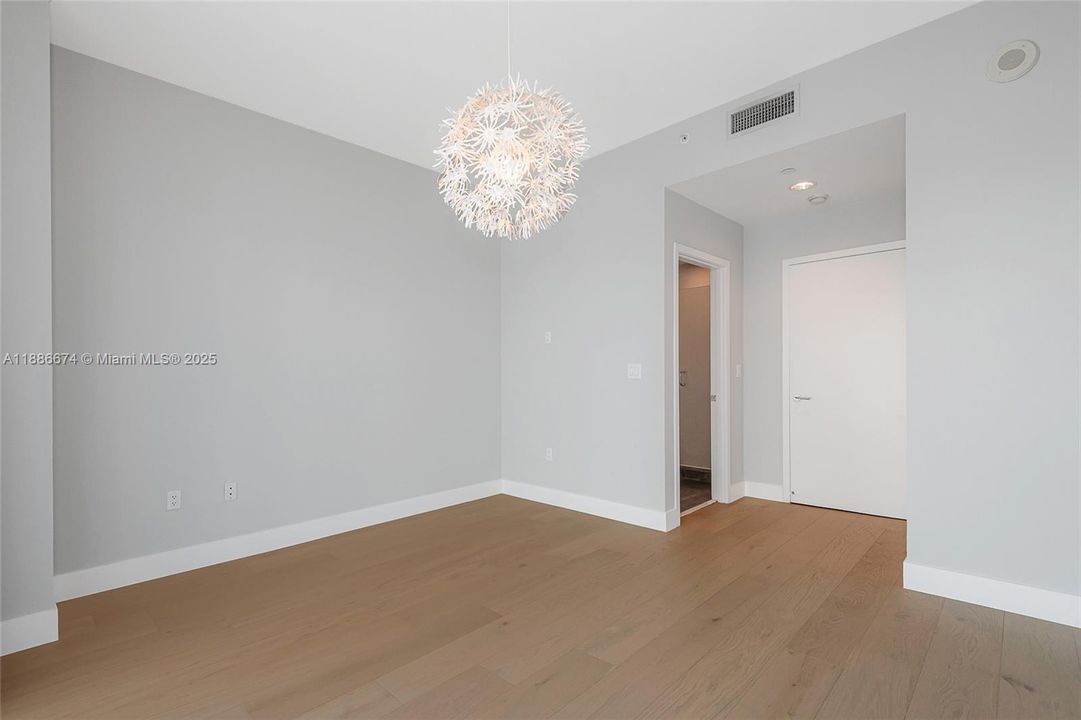 Под контрактом: $9,250 (2 спален, 2 ванн, 1755 Квадратных фут)