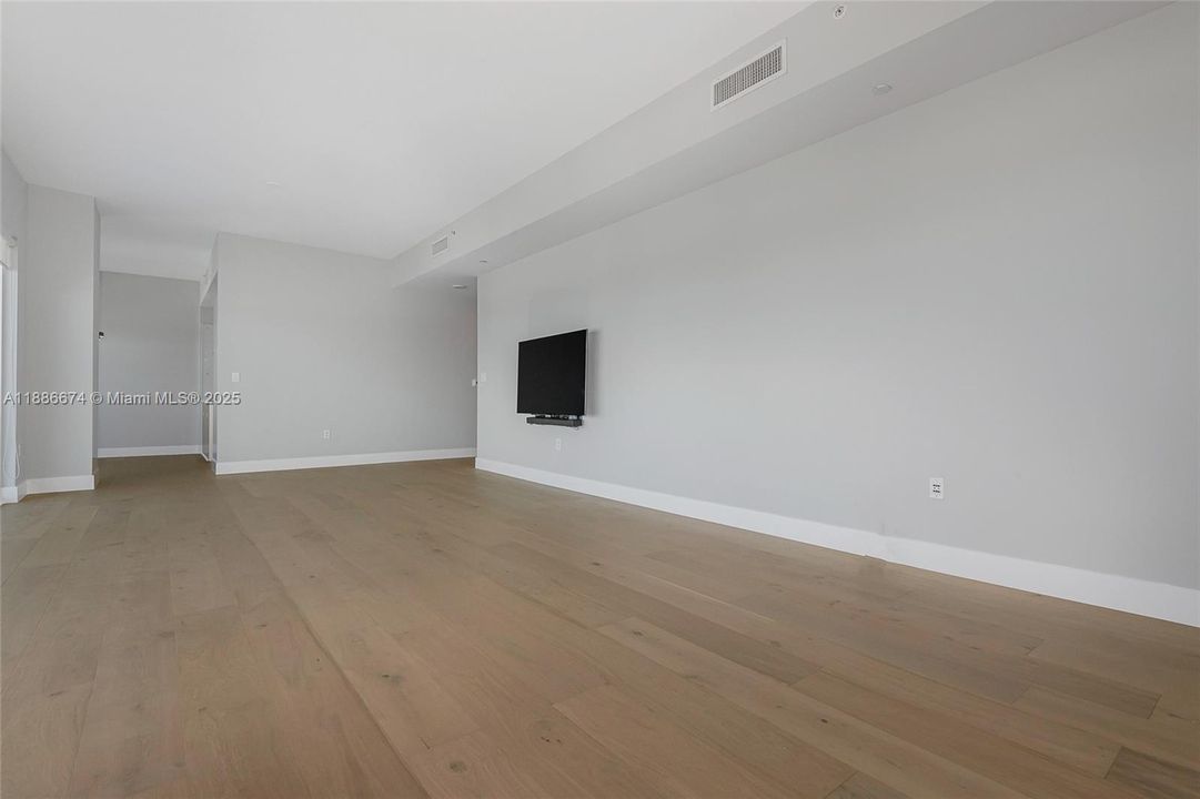 Под контрактом: $9,250 (2 спален, 2 ванн, 1755 Квадратных фут)