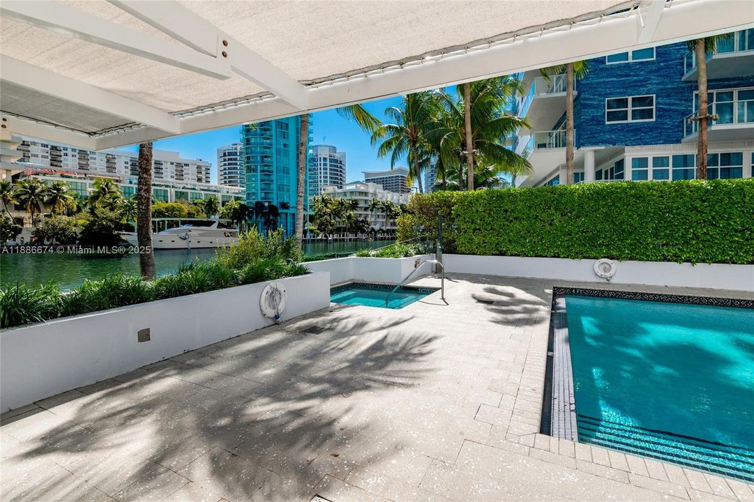 Под контрактом: $9,250 (2 спален, 2 ванн, 1755 Квадратных фут)