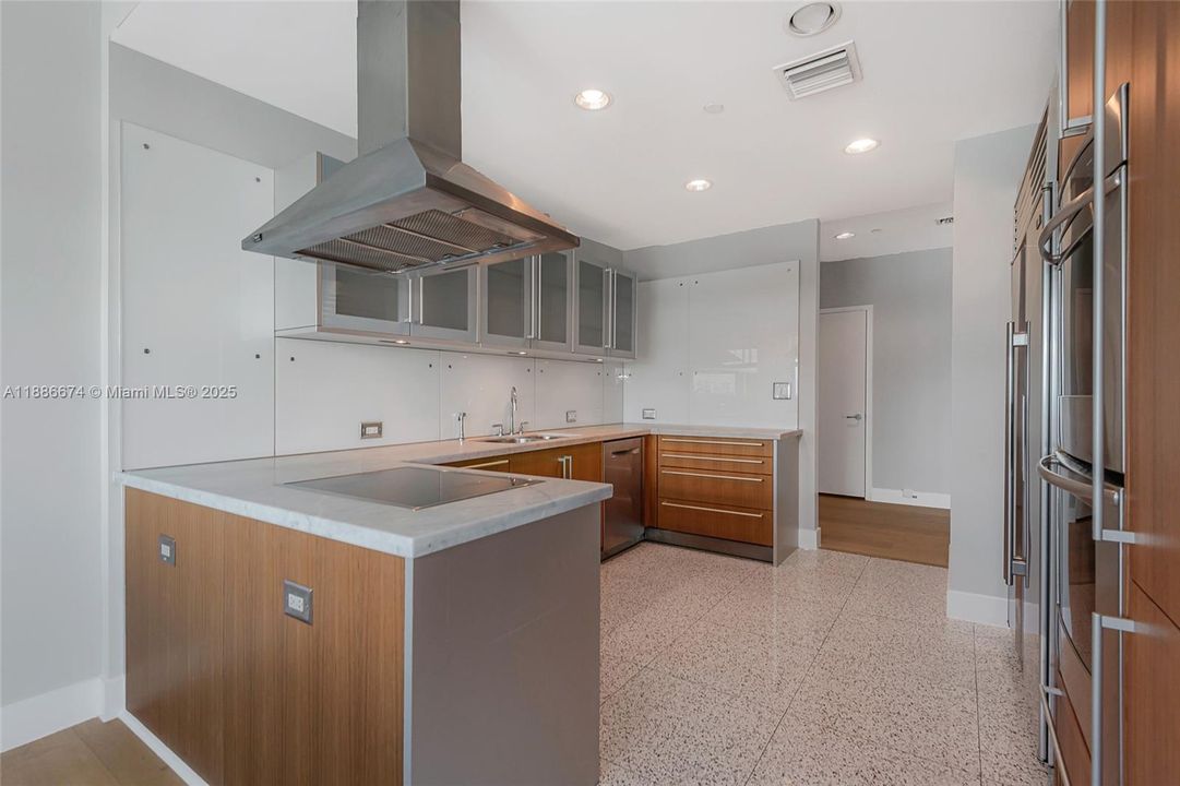 Под контрактом: $9,250 (2 спален, 2 ванн, 1755 Квадратных фут)