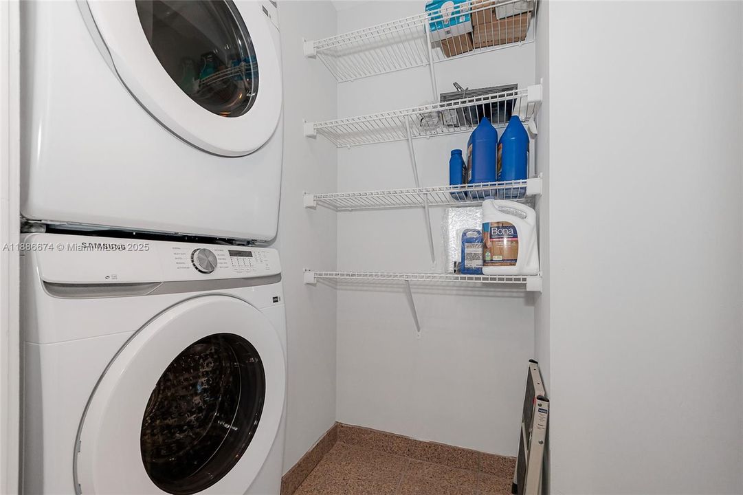 Под контрактом: $9,250 (2 спален, 2 ванн, 1755 Квадратных фут)