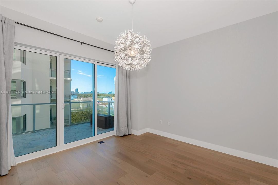 Под контрактом: $9,250 (2 спален, 2 ванн, 1755 Квадратных фут)