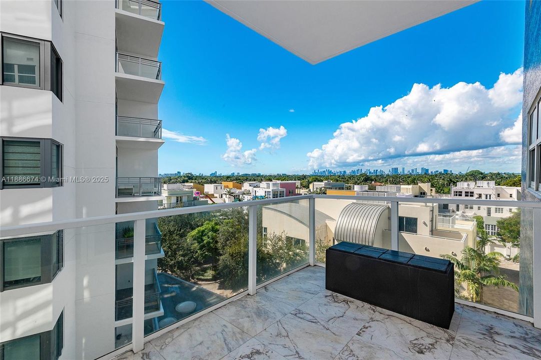 Под контрактом: $9,250 (2 спален, 2 ванн, 1755 Квадратных фут)