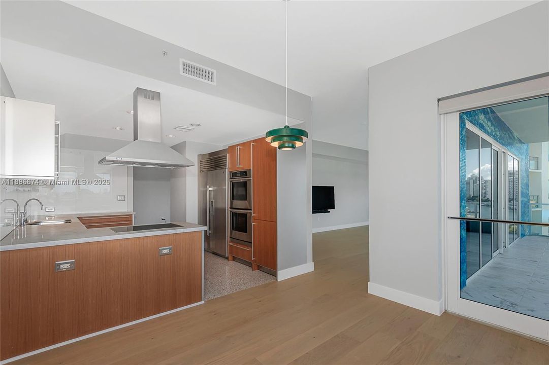 Под контрактом: $9,250 (2 спален, 2 ванн, 1755 Квадратных фут)