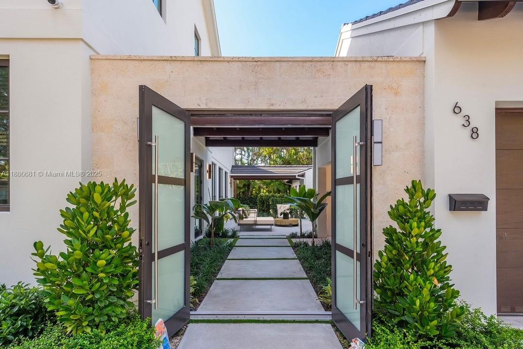 На продажу: $3,850,000 (5 спален, 4 ванн, 3440 Квадратных фут)