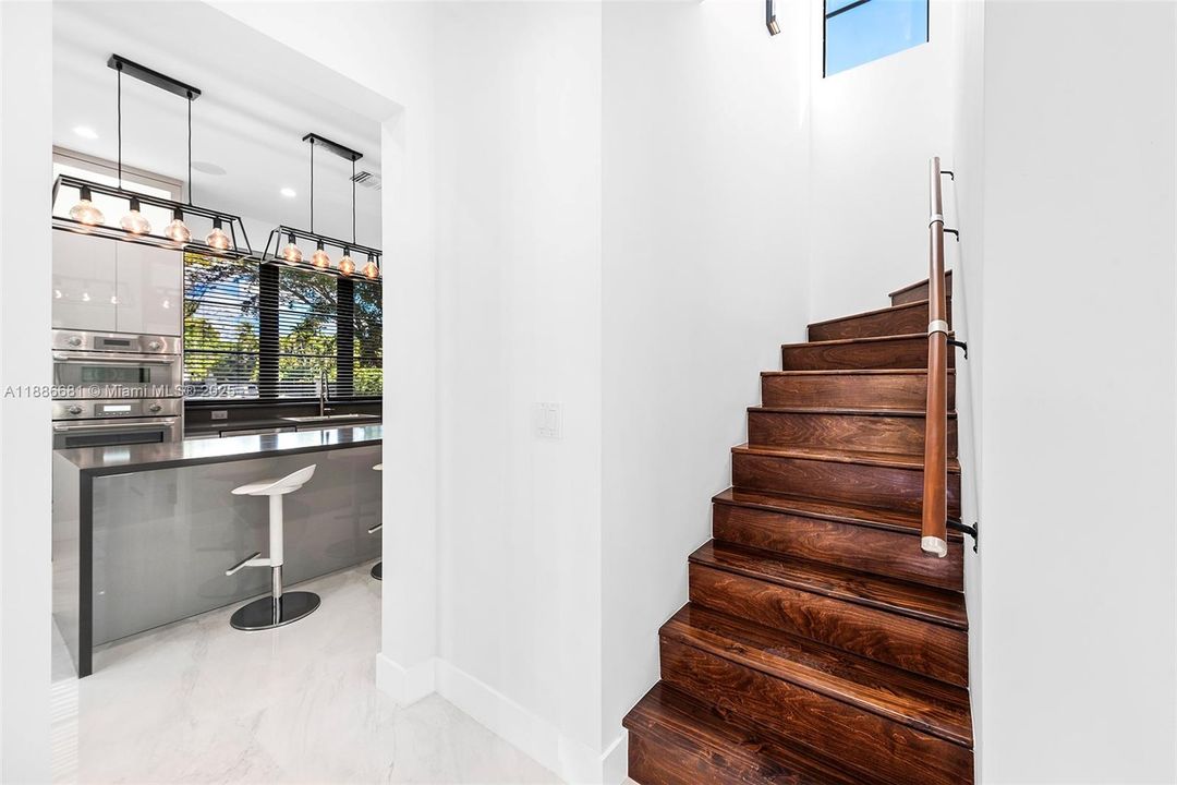 На продажу: $3,850,000 (5 спален, 4 ванн, 3440 Квадратных фут)