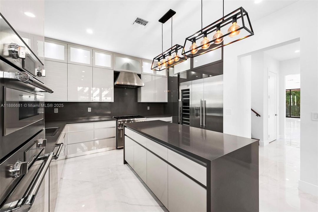 На продажу: $3,850,000 (5 спален, 4 ванн, 3440 Квадратных фут)