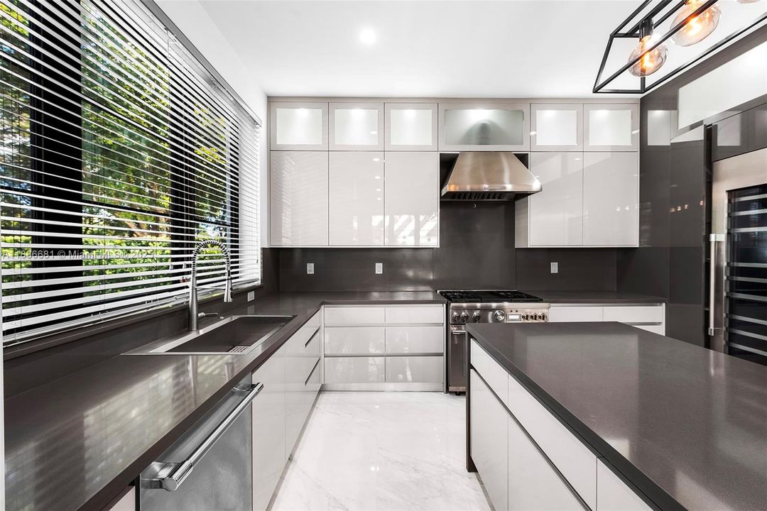 На продажу: $3,850,000 (5 спален, 4 ванн, 3440 Квадратных фут)