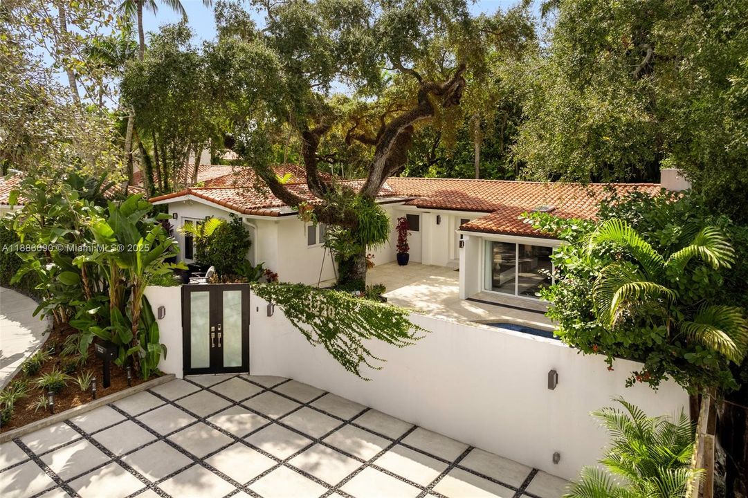 Active With Contract: $3,250,000 (4 beds, 4 baths, 3267 Square Feet)