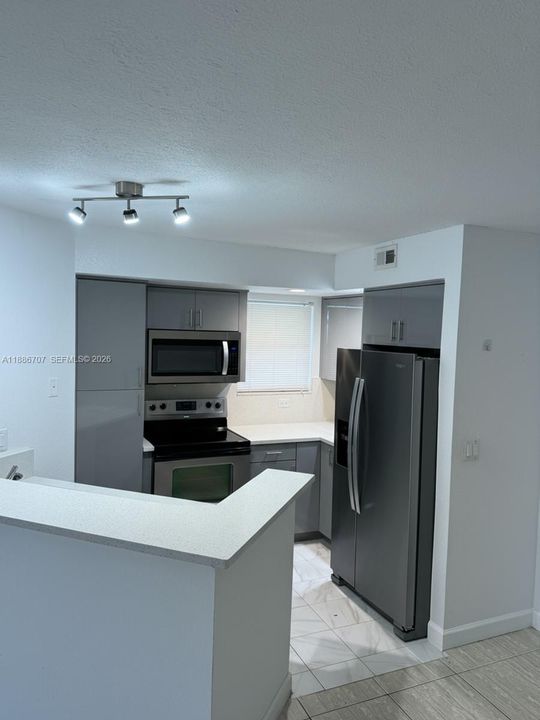 Activo con contrato: $249,000 (2 camas, 2 baños, 1105 Pies cuadrados)