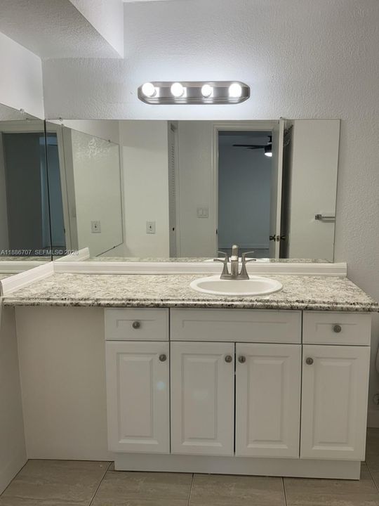 Activo con contrato: $249,000 (2 camas, 2 baños, 1105 Pies cuadrados)