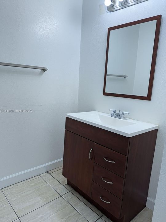 Activo con contrato: $249,000 (2 camas, 2 baños, 1105 Pies cuadrados)