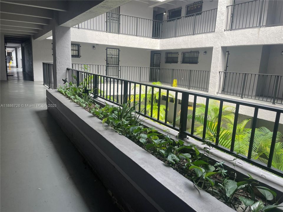 待售: $240,000 (2 贝兹, 2 浴室, 667 平方英尺)