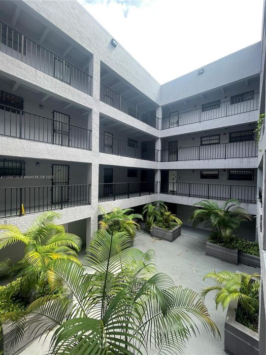 待售: $240,000 (2 贝兹, 2 浴室, 667 平方英尺)