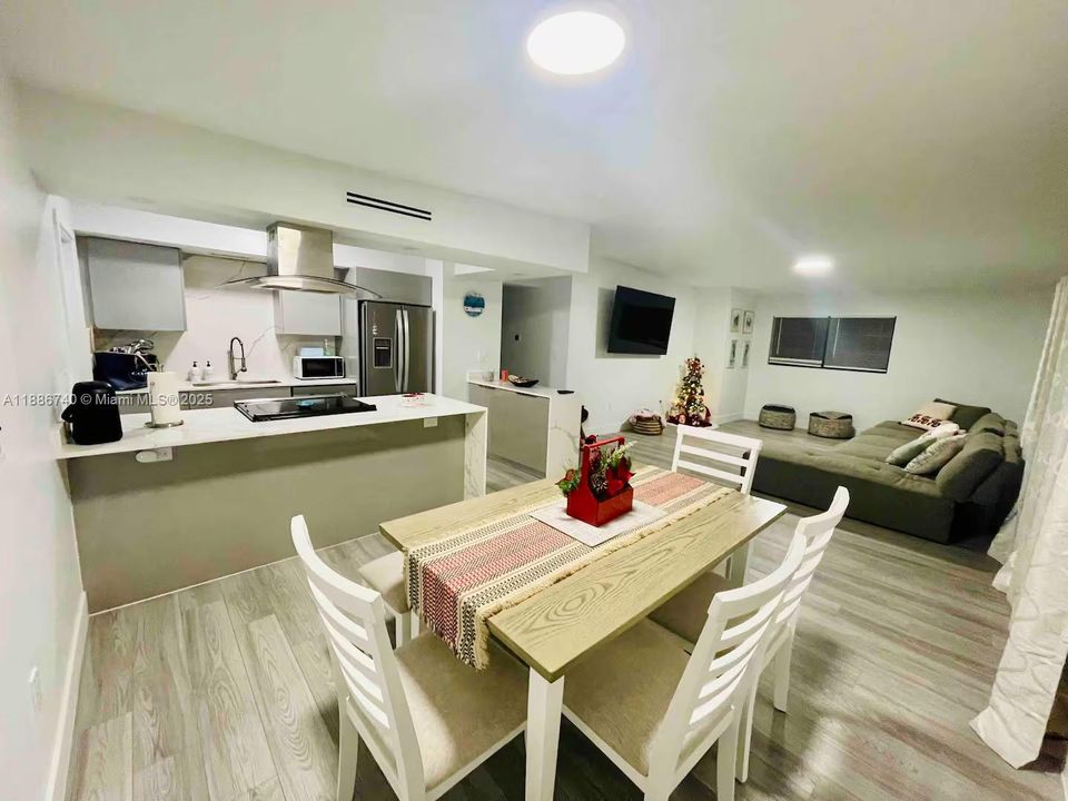 For Rent: $5,500 (2 beds, 2 baths, 1088 Square Feet)