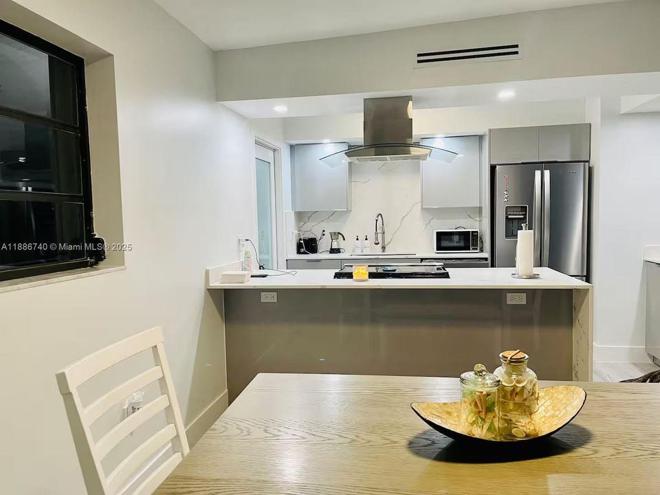 For Rent: $5,500 (2 beds, 2 baths, 1088 Square Feet)