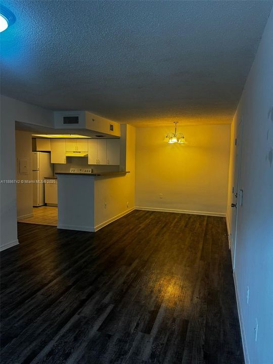 合同活跃: $1,650 (1 贝兹, 1 浴室, 778 平方英尺)