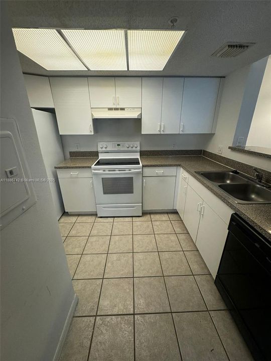 合同活跃: $1,650 (1 贝兹, 1 浴室, 778 平方英尺)