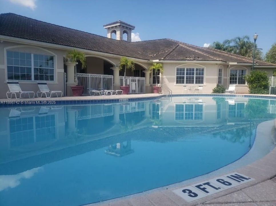 合同活跃: $1,650 (1 贝兹, 1 浴室, 778 平方英尺)