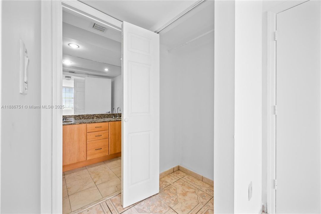 合同活跃: $2,950 (1 贝兹, 1 浴室, 810 平方英尺)