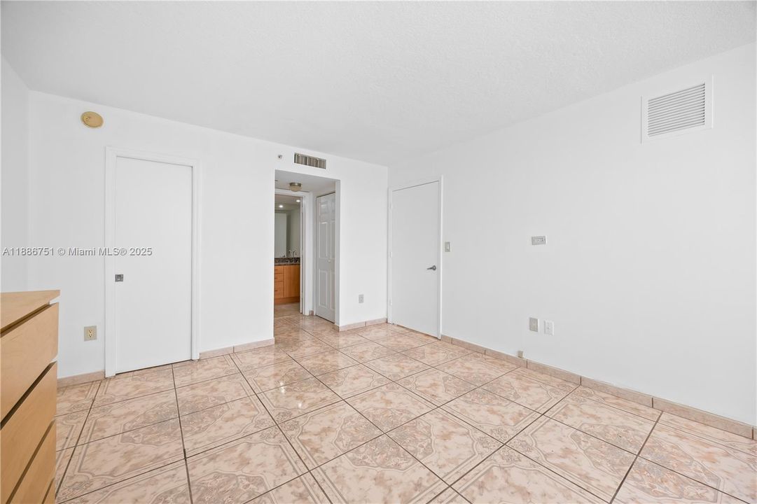 合同活跃: $2,950 (1 贝兹, 1 浴室, 810 平方英尺)