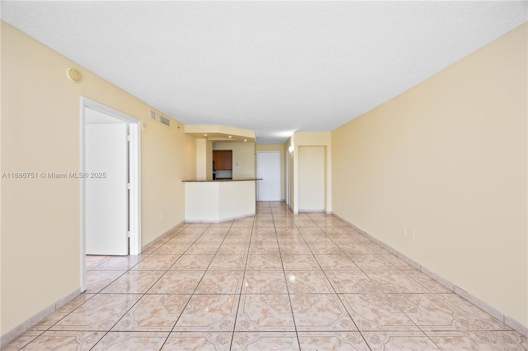 合同活跃: $2,950 (1 贝兹, 1 浴室, 810 平方英尺)