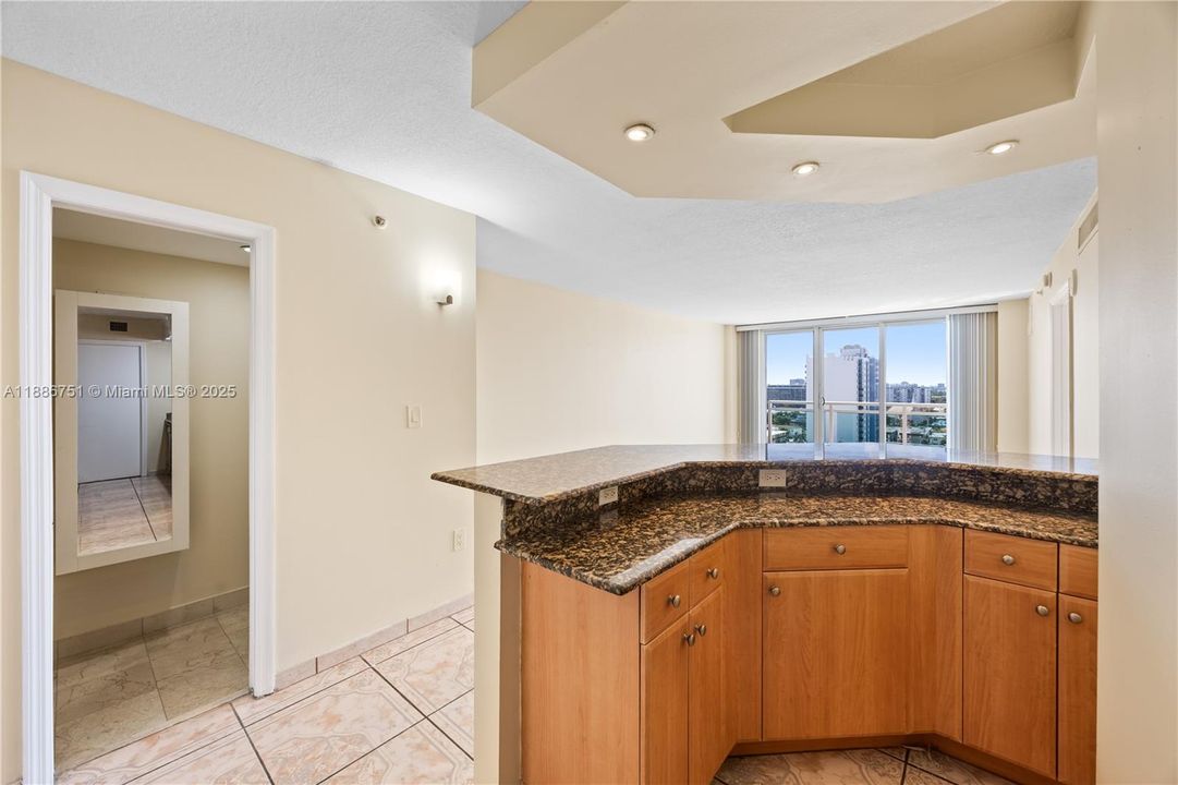 合同活跃: $2,950 (1 贝兹, 1 浴室, 810 平方英尺)