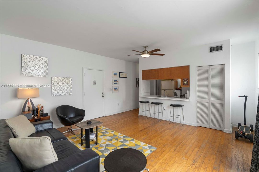 For Sale: $225,000 (1 beds, 1 baths, 590 Square Feet)