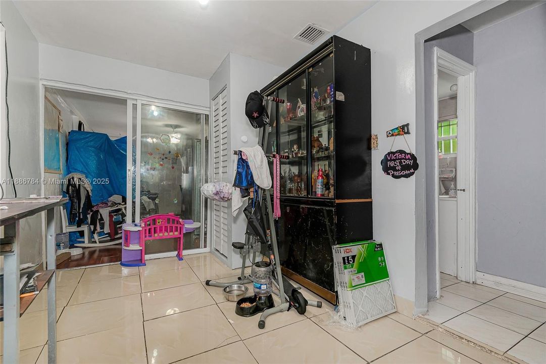 待售: $350,000 (2 贝兹, 1 浴室, 800 平方英尺)