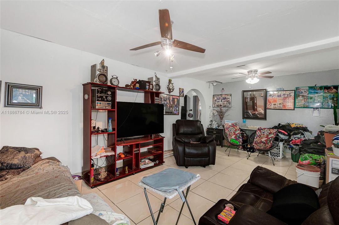 待售: $350,000 (2 贝兹, 1 浴室, 800 平方英尺)