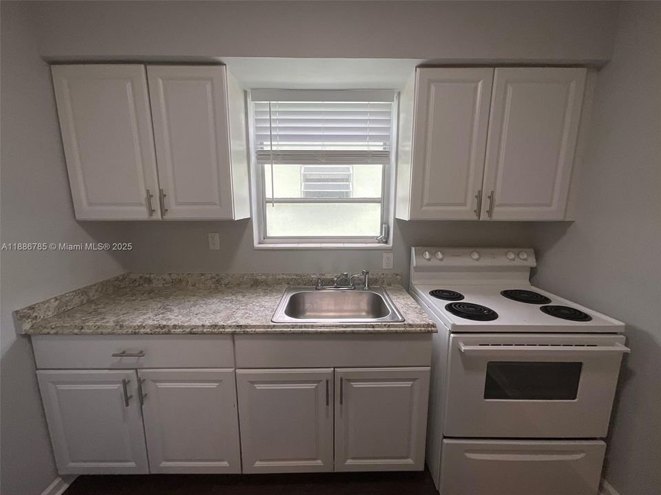 合同活跃: $1,600 (0 贝兹, 1 浴室, 420 平方英尺)