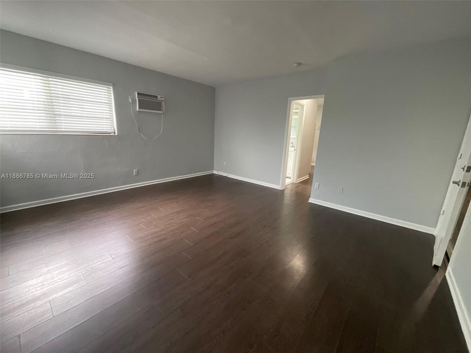 合同活跃: $1,600 (0 贝兹, 1 浴室, 420 平方英尺)