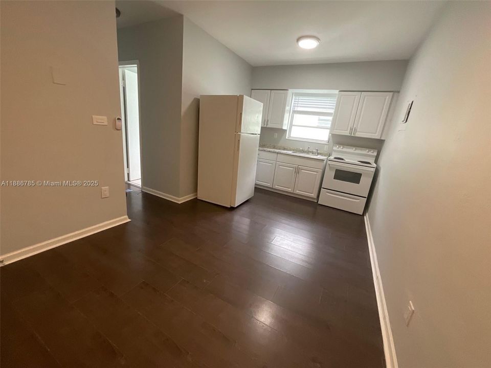 合同活跃: $1,600 (0 贝兹, 1 浴室, 420 平方英尺)