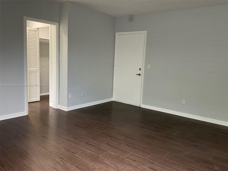 合同活跃: $1,600 (0 贝兹, 1 浴室, 420 平方英尺)