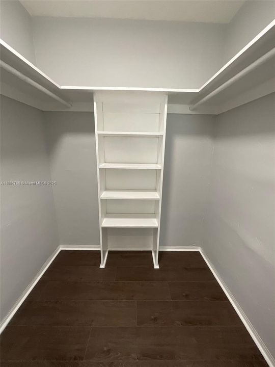 合同活跃: $1,600 (0 贝兹, 1 浴室, 420 平方英尺)