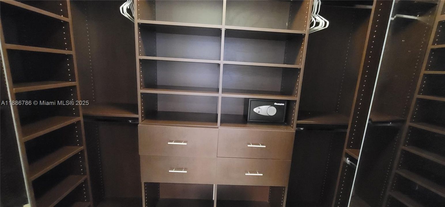 For Sale: $1,100,000 (2 beds, 2 baths, 1637 Square Feet)