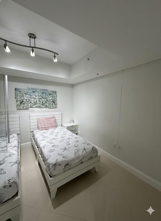 For Sale: $1,100,000 (2 beds, 2 baths, 1637 Square Feet)