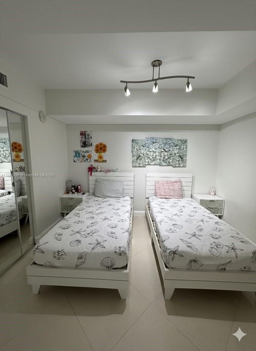 For Sale: $1,100,000 (2 beds, 2 baths, 1637 Square Feet)