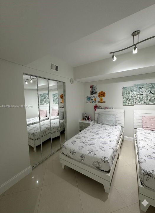 For Sale: $1,100,000 (2 beds, 2 baths, 1637 Square Feet)