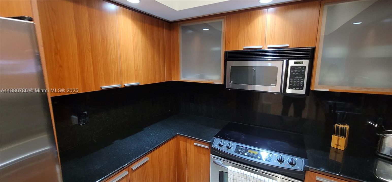 For Sale: $1,100,000 (2 beds, 2 baths, 1637 Square Feet)