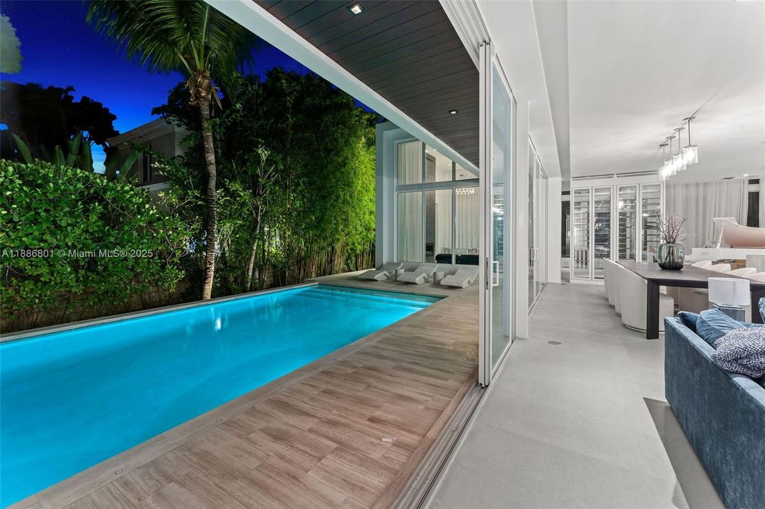 kitchen sliding doors to side pool