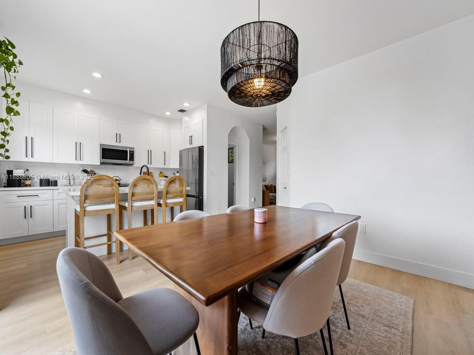 最近租的: $3,400 (3 贝兹, 2 浴室, 1530 平方英尺)