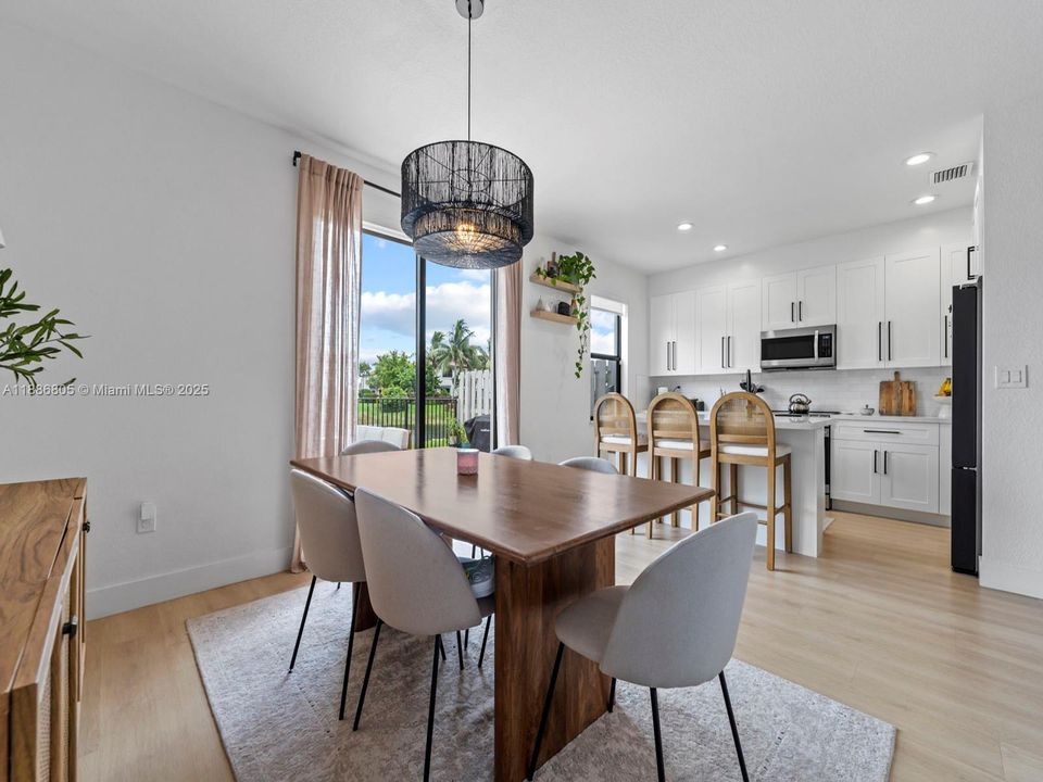 最近租的: $3,400 (3 贝兹, 2 浴室, 1530 平方英尺)