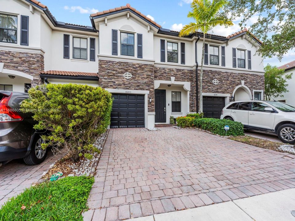 最近租的: $3,400 (3 贝兹, 2 浴室, 1530 平方英尺)