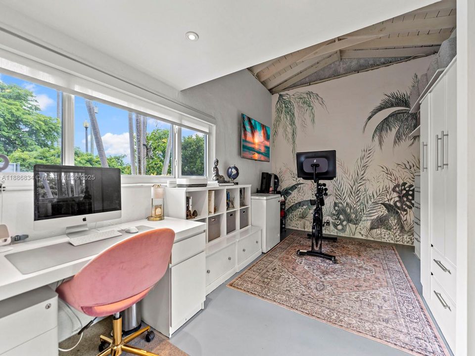 For Sale: $2,950,000 (3 beds, 2 baths, 1722 Square Feet)