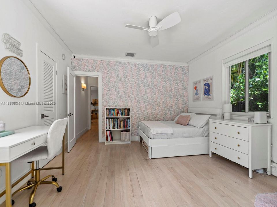 For Sale: $2,950,000 (3 beds, 2 baths, 1722 Square Feet)