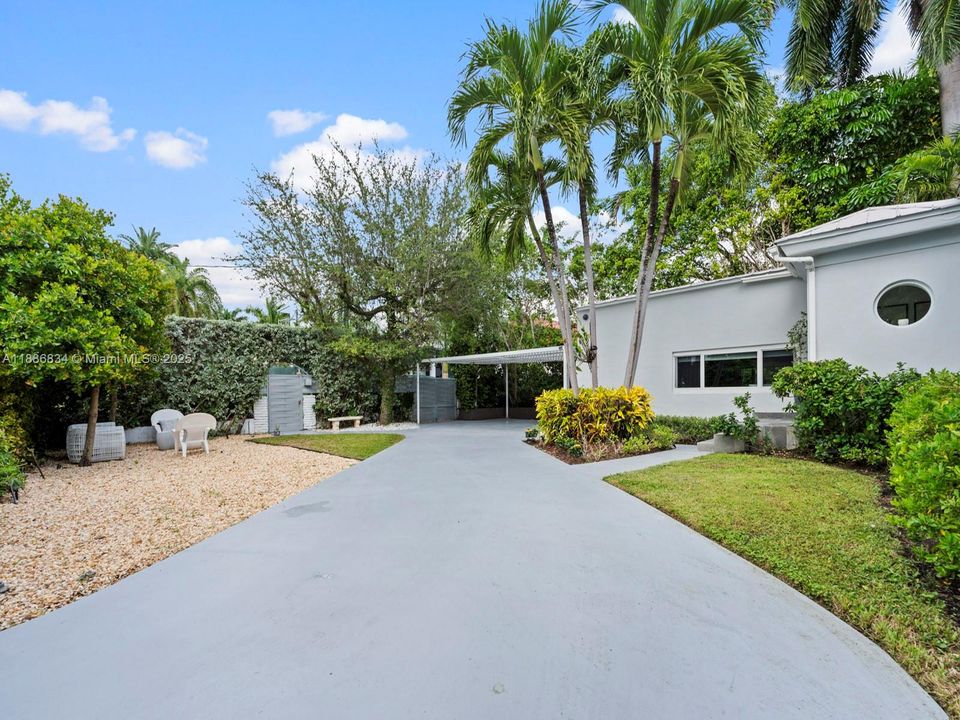 For Sale: $2,950,000 (3 beds, 2 baths, 1722 Square Feet)