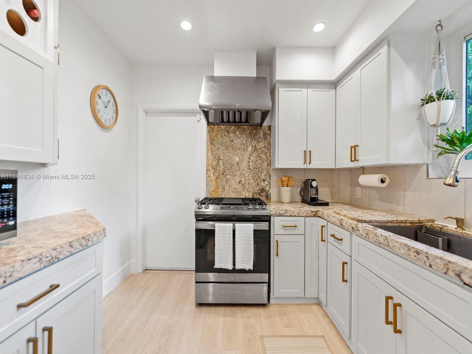 For Sale: $2,950,000 (3 beds, 2 baths, 1722 Square Feet)