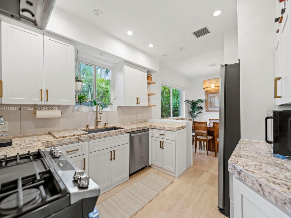 For Sale: $2,950,000 (3 beds, 2 baths, 1722 Square Feet)